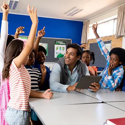 Profesor con sus alumnos